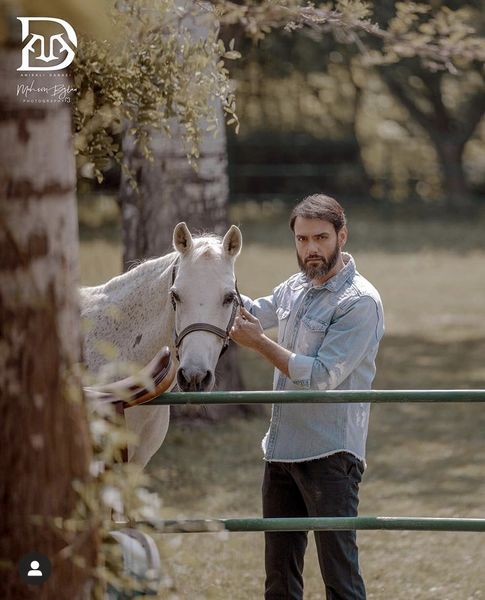 امیرعلی دانایی در کنار اسب  زیبا رویش + عکس
