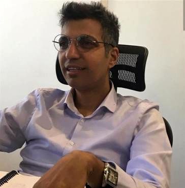 عادل فردوسی پور در اتاق کارش + عکس