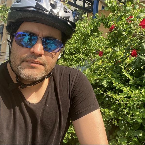 امیرمحمد زند با کلاه دوچرخه سواری + عکس