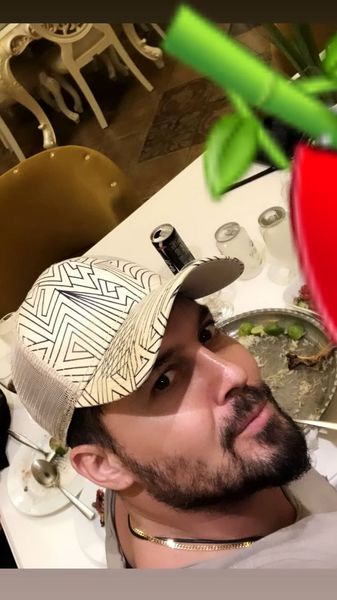 سلفی دانیال عبادی در یک رستوران + عکس