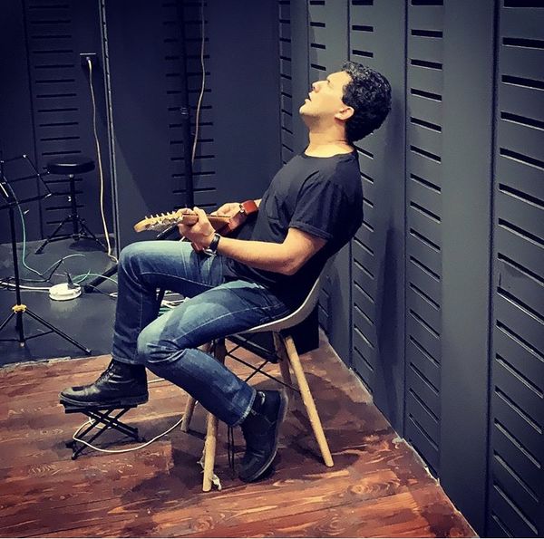 حال خوب حامد بهداد در حال گیتار زدن + عکس