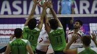 مدال طلا بر گردن مردان والیبال نشسته