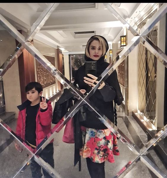 خانم بازیگر و پسرش در میان آینه + عکس