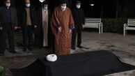 رهبر معظم انقلاب بر پیکر آیت‌الله مصباح یزدی نماز خواندند
