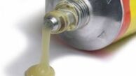 آموزش پاک کردن لکه چسب قطره ای از روی لباس و اجسام