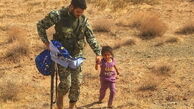 تصویری تکان دهنده از پناه آوردن کودک افغان به تکاور ایرانی