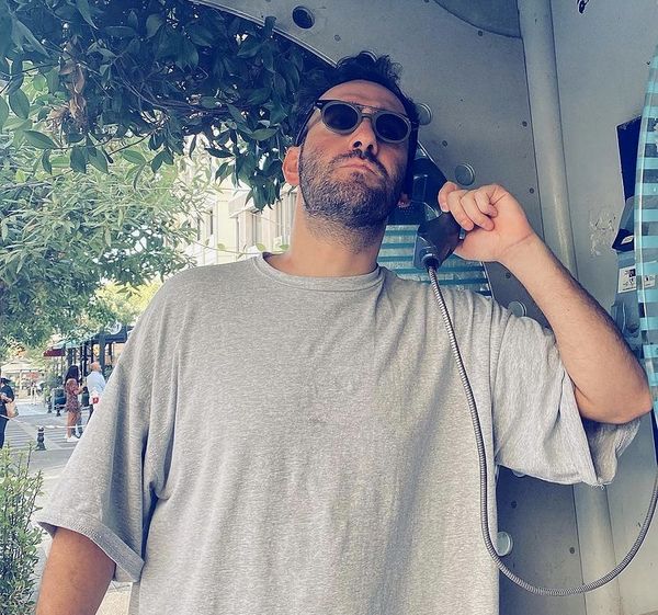 نیما شعبان نژاد در باجه تلفن عمومی + عکس