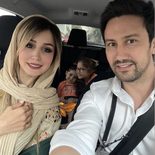 سلفی خانوادگی شاهرخ استخری در ماشین + عکس