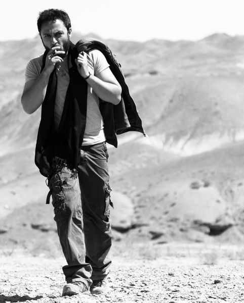 سیگار کشیدن علیرضا کمالی در بیابان + عکس