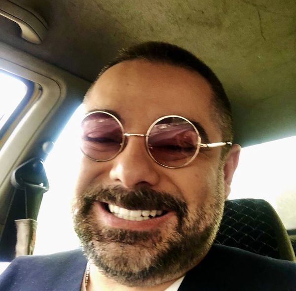 چهره متفاوت سام قریبیان در ماشین + عکس