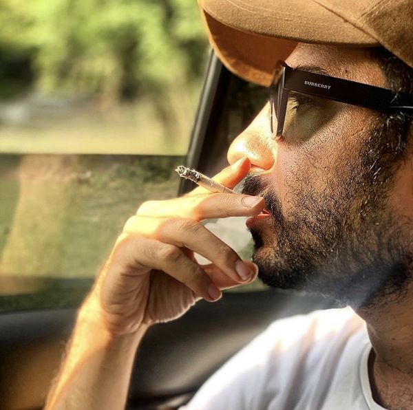 نوید محمدزاده در حال سیگار کشیدن در ماشین + عکس