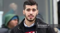 عزت‌اللهی پیراهن شماره 32 ردینگ را بر تن می‌کند