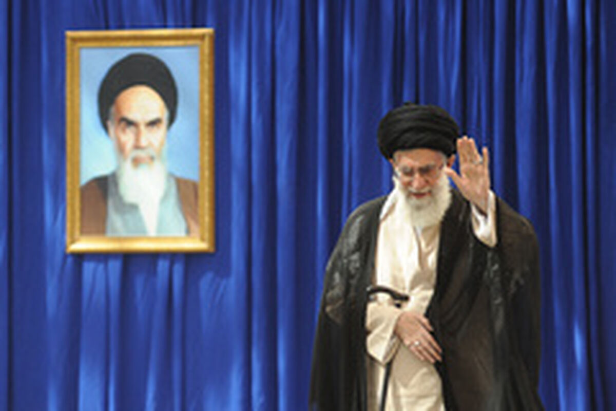 رهبر انقلاب: نهضتی که مردم با آن باشند، قابل ادامه است