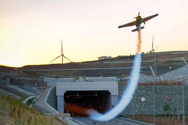 عبور کم نظیر از تونل با هواپیما ! + عکس