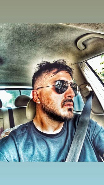 نیما شاهرخ شاهی در ماشینش + عکس