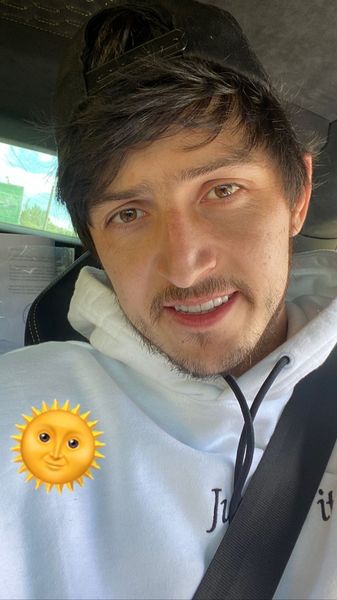 سلفی گرفتن سردار آزمون در ماشینش + عکس