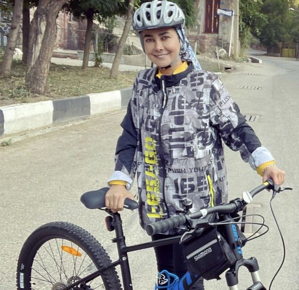 دوچرخه سواری آنا نعمتی در پارک + عکس