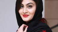 بانوی عمارت روی سقف ماشین در بیابان