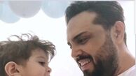 عکس خندان آقای مجری با پسرش