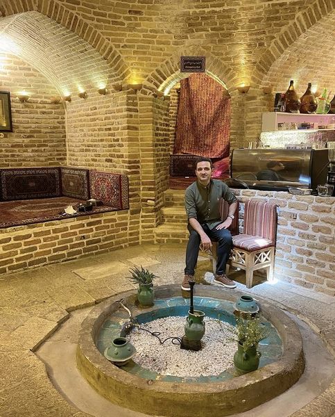 تیپ سعید شیخ زاده در هتلی قدیمی + عکس