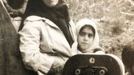 عکسی قدیمی از غزل شاکری و مادر مرحومش 