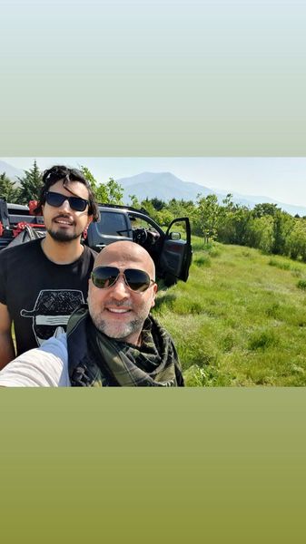 ماشین سواری آقای بازیگر و دوستش در طبیعت + عکس