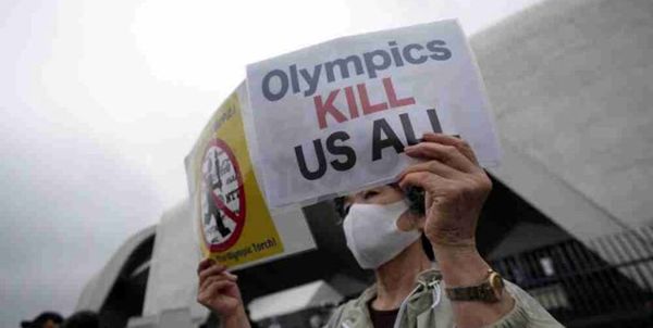تجمع مخالفان المپیک مقابل هتل رئیس IOC