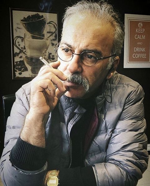 حمیدرضا آذرنگ در حال کشیدن سیگار + عکس