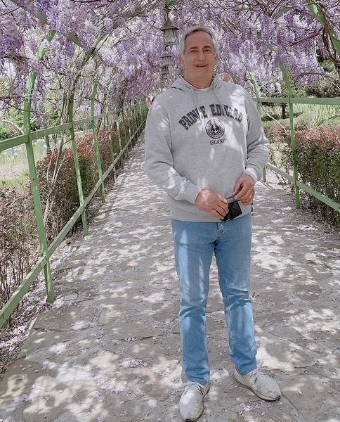 مجید مظفری در میان شکوفه های بهاری + عکس