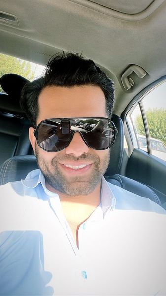 رضا بهرام در ماشین لاکچریش + عکس