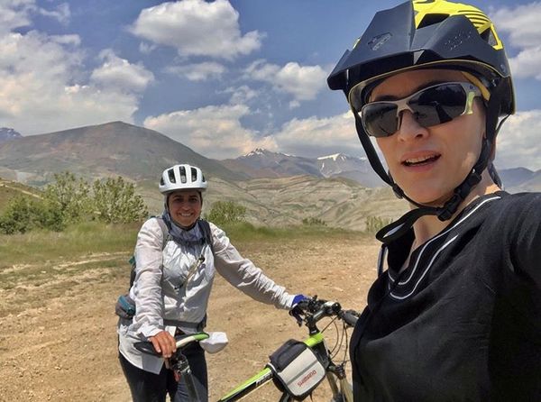 ویشکا آسایش و دوستش در حال دوچرخه سواری + عکس