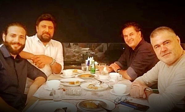 محمد علیزاده و دوستانش در یک رستوران + عکس