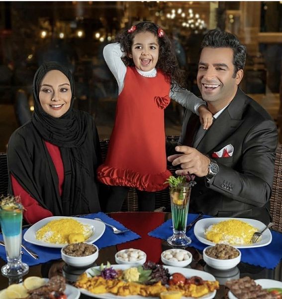 یکتا ناصر و خانواده اش در رستوران + عکس