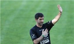 کار شایسته کریم باقری در زمان اهدای جام