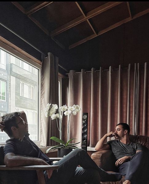 علی شادمان و دوستش در خانه + عکس