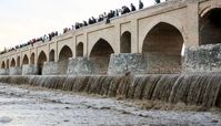 پلیس به دنبال دیوارنویس سی‌ و سه پل اصفهان !