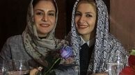 عکس مریلا زارعی و خواهرش خاله شادونه در رستوران گردی