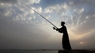 ماهیگیری یک روحانی کنار ساحل