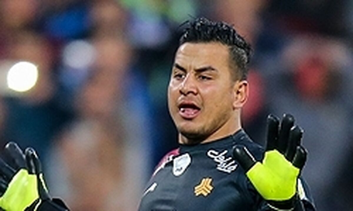  با دروازه‌بان بداخلاق پرسپولیس برخورد کنید 