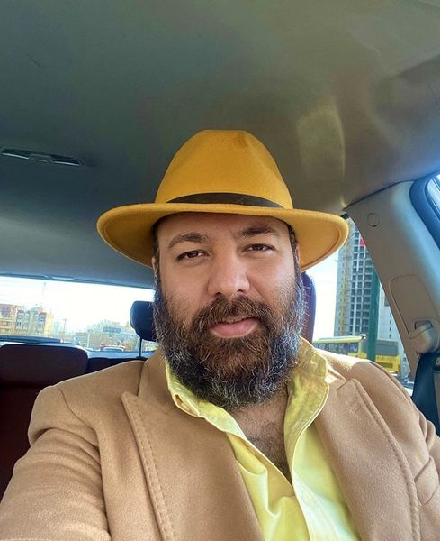 علی اوجی با تیپ لاکچری در ماشینش + عکس