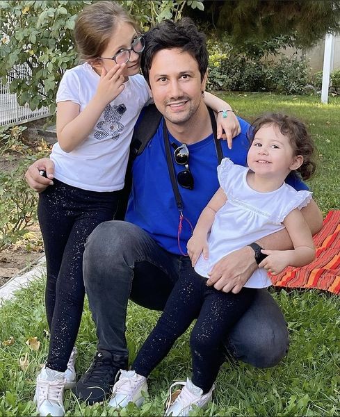 شاهرخ استخری و دخترانش در پارک + عکس