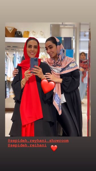 سوگل طهماسبی و دوستش در یک مزون + عکس