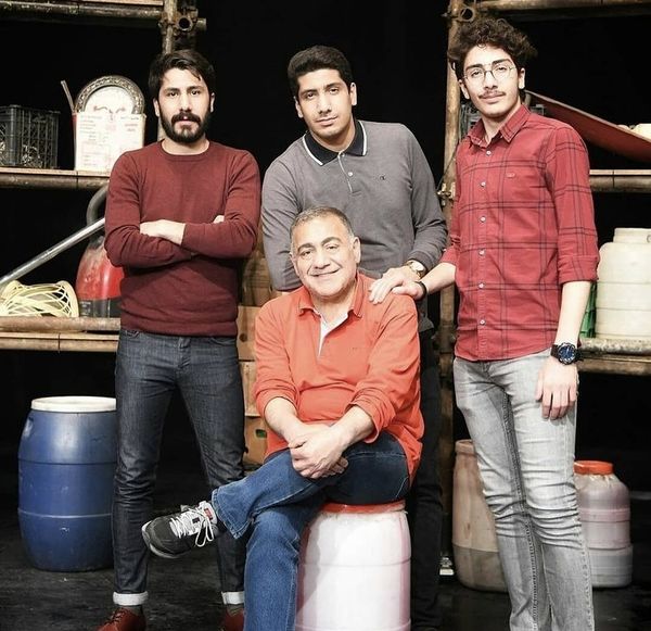 خسرو احمدی با پسرانش در تئاتر + عکس