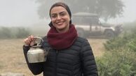 چایی خوردن شبنم فرشاد جو در دل طبیعت مه آلود + عکس