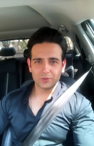 امیرحسین آرمان در ماشینش + عکس