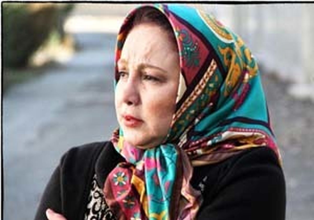 بهنوش بختیاری درکنار یک پیکان قدیمی/ عکس