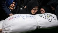 نخستین دیدار مادر شهید کندوانی پس از ۳۰سال چشم‌انتظاری