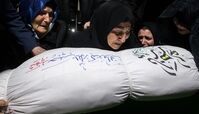 نخستین دیدار مادر شهید کندوانی پس از ۳۰سال چشم‌انتظاری