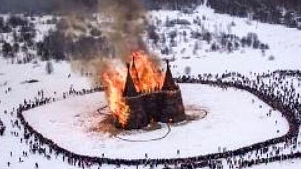 سوزاندن قلعه کرونایی در اختتامیه جشنواره زمستانی در روسیه+ فیلم 