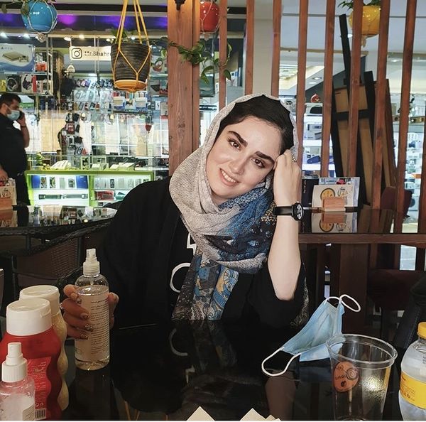 کافه گردی هانیه غلامی + عکس